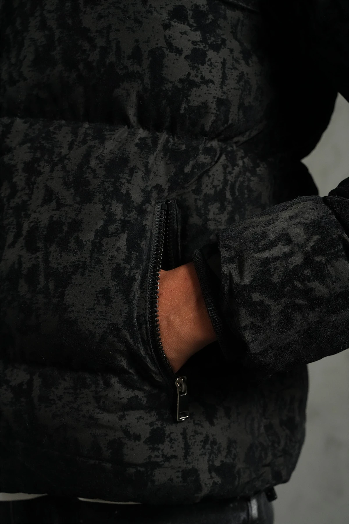 Kabartma Kadife Detaylı Şişme Mont