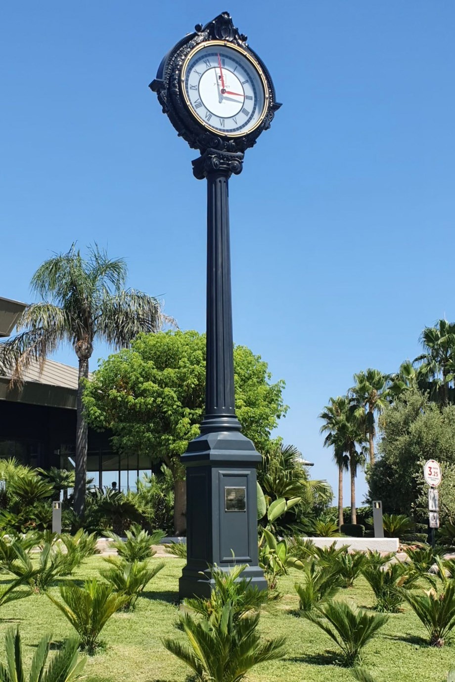 PERA Street Clock 570 CM Patented Magnetic Dial System, Adjustable Hands, Fiberglass and Aluminum Design