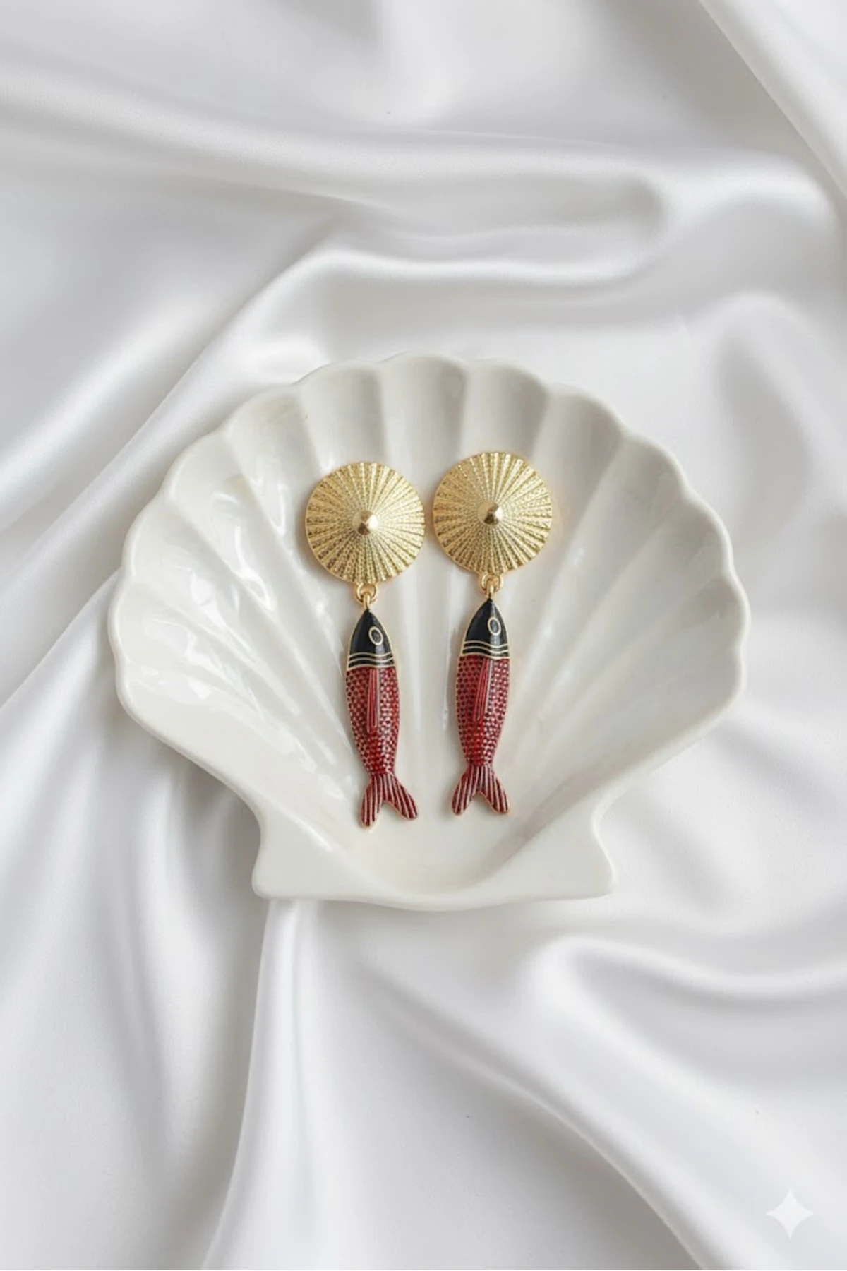 Pirinç Kadın Küpe Sallantılı Zirkon Taşlı Kırmızı Siyah Balık Model Gold | Şık ve Dayanıklı Takı