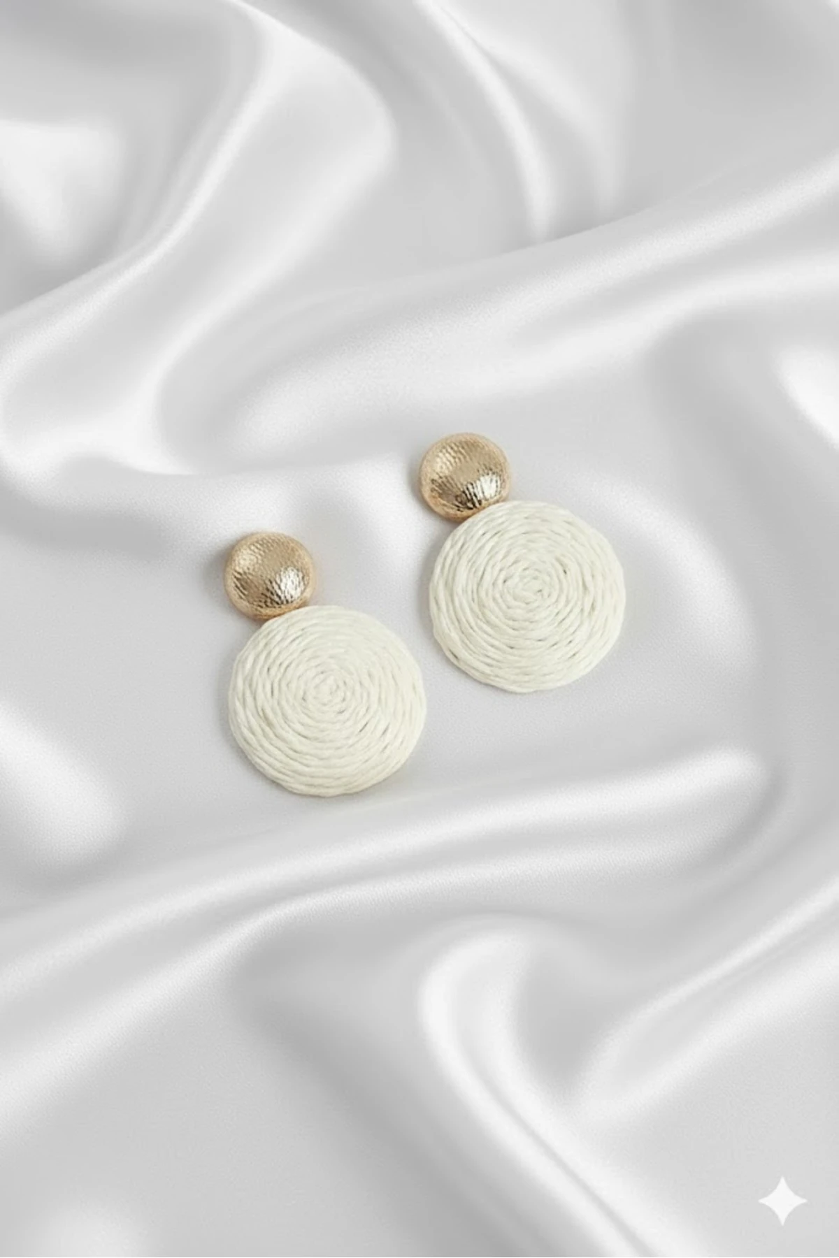 Pirinç Kadın Küpe Krem Daire Figürlü Hasır Örgü Model Gold Renk | Şık ve Dayanıklı Takı, Aksesuar