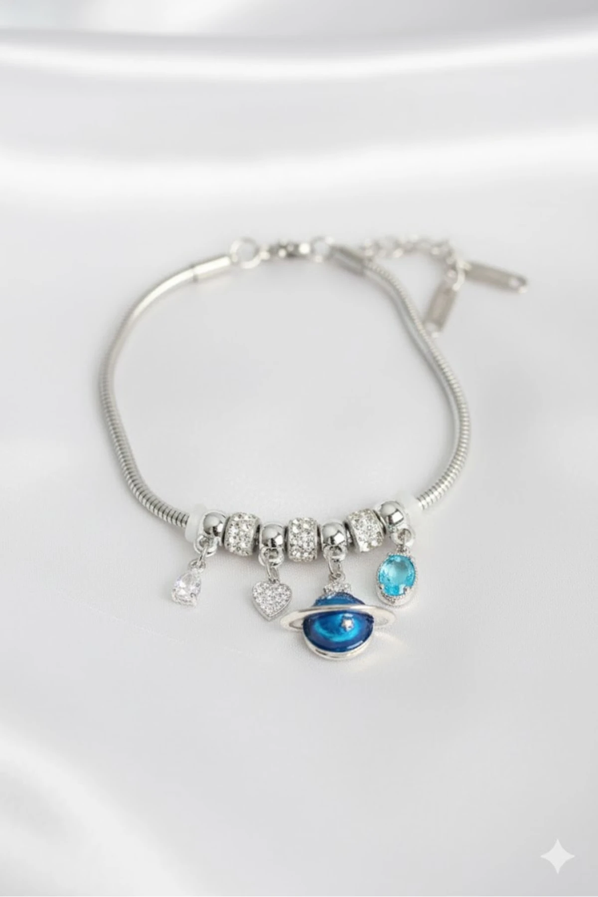 Kadın Bileklik Pirinç Gümüş Renk Dünya Charmlı | Şık ve Dayanıklı Takı, Aksesuar