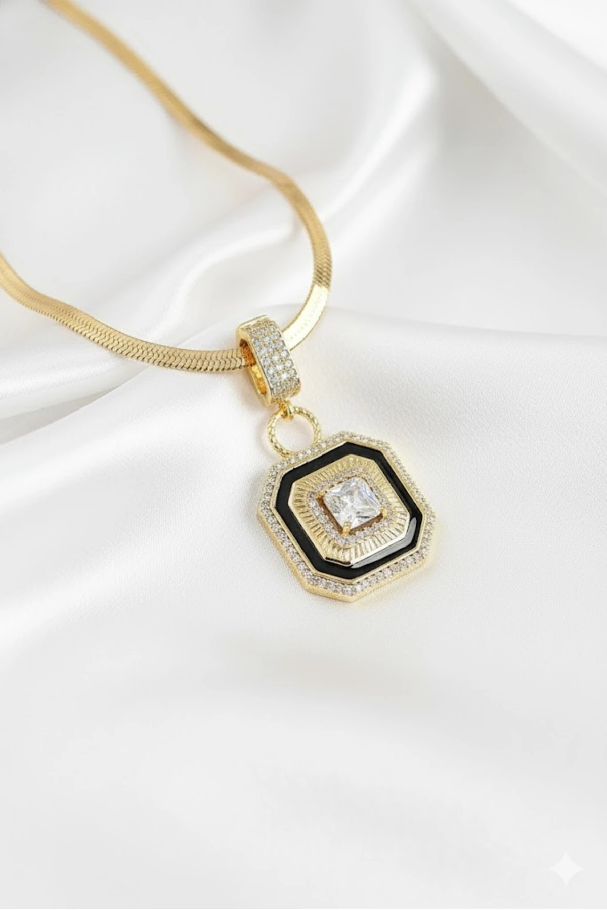 Çelik Kadın Kolye Siyah Detaylı Baget Model Gold Renk 316L Kararmaz | Şık ve Dayanıklı Takı