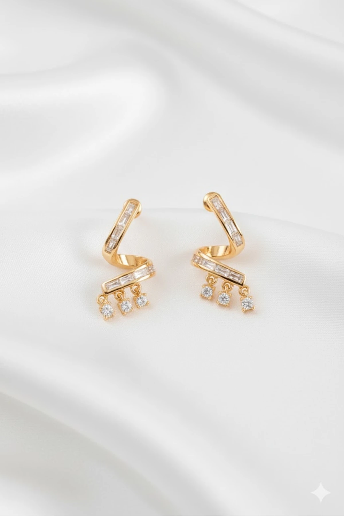 Pirinç Kadın Küpe Zirkon Taşlı Kıvrımlı Model Gold Renk | Şık ve Dayanıklı Takı, Aksesuar