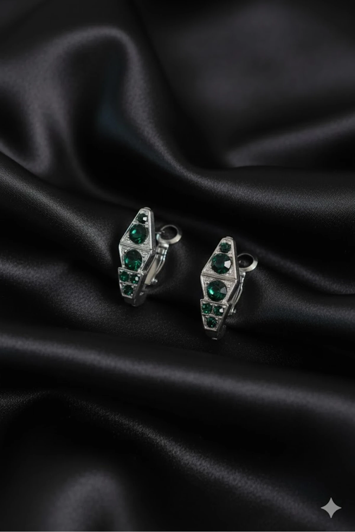 Çelik Gümüş Renk Yeşil Kristal Taş İşleme Yılan Kadın Küpe 316L Kararmaz | Şık ve Dayanıklı Takı