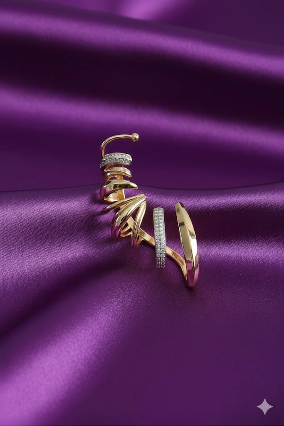 Pirinç Sarmal Figürlü Gold Renk Kadın Sağ Kıkırdak Küpe | Şık ve Dayanıklı Takı, Aksesuar