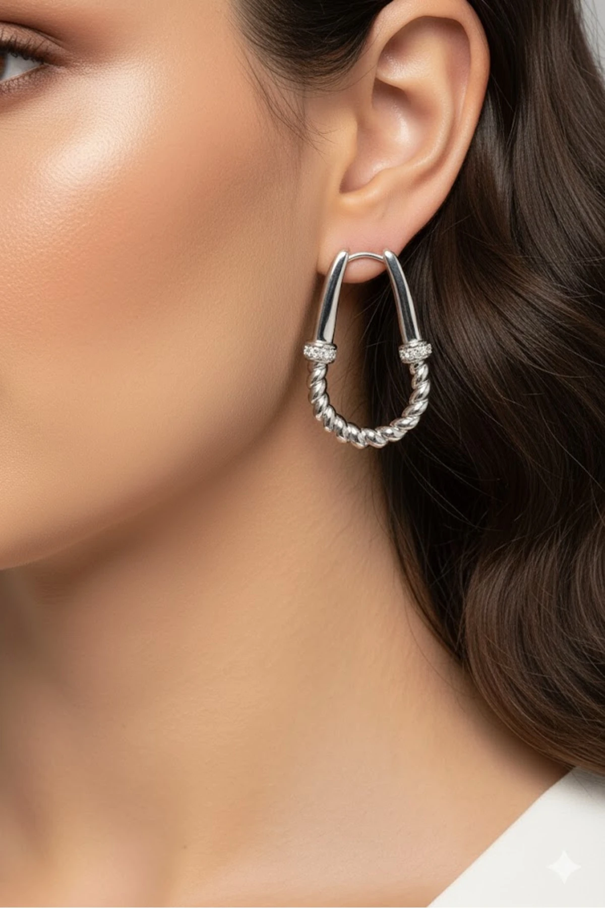 Çelik Kadın Küpe Gümüş Renk Zirkon Taş Detaylı Burma Halka 316L Kararmaz | Şık ve Dayanıklı Takı