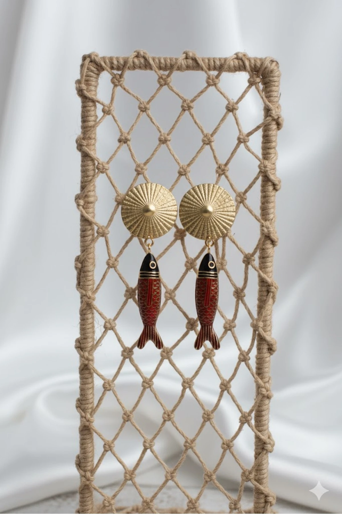 Pirinç Kadın Küpe Sallantılı Zirkon Taşlı Kırmızı Siyah Balık Model Gold | Şık ve Dayanıklı Takı