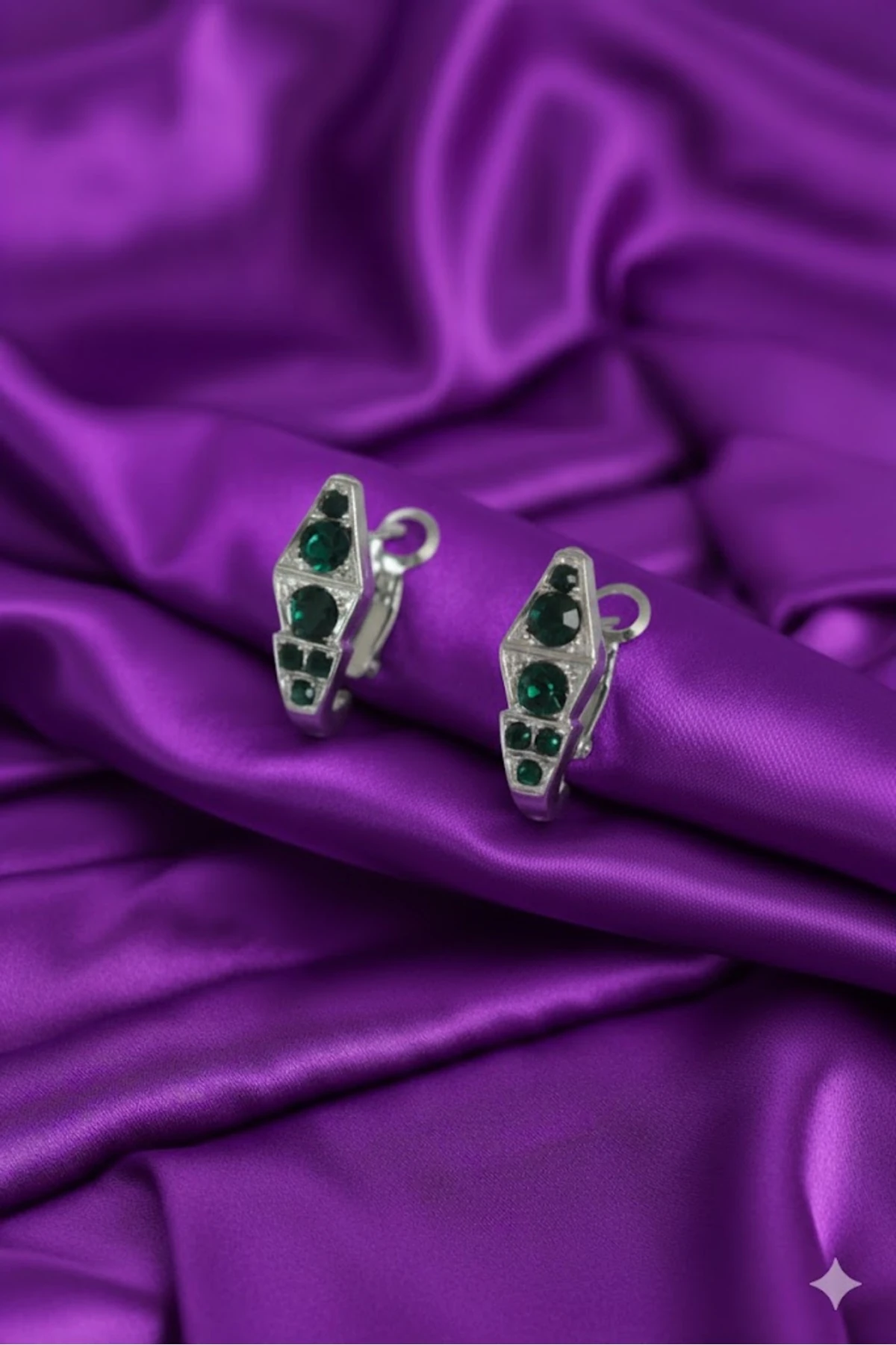 Çelik Gümüş Renk Yeşil Kristal Taş İşleme Yılan Kadın Küpe 316L Kararmaz | Şık ve Dayanıklı Takı