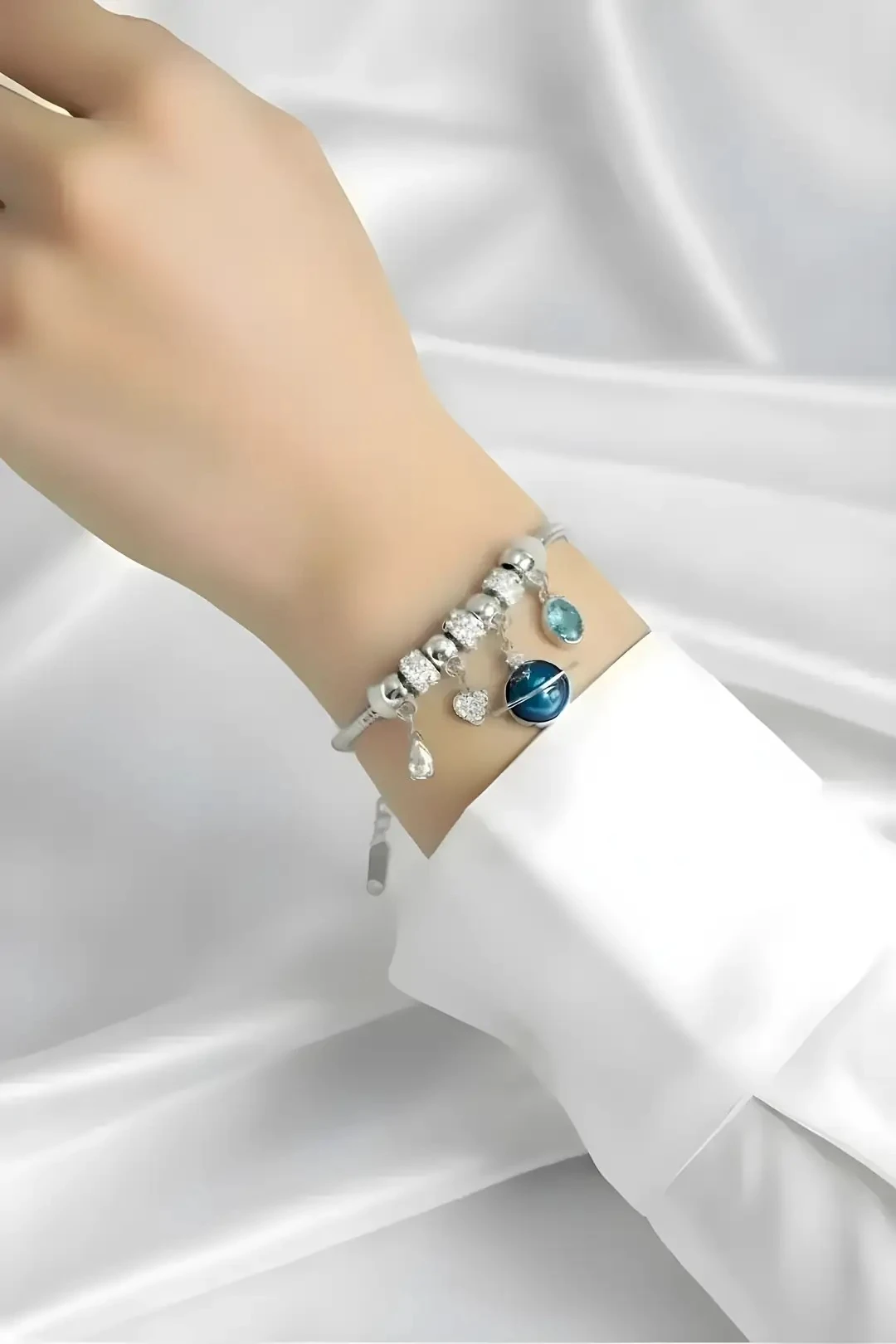 Kadın Bileklik Pirinç Gümüş Renk Dünya Charmlı | Şık ve Dayanıklı Takı, Aksesuar