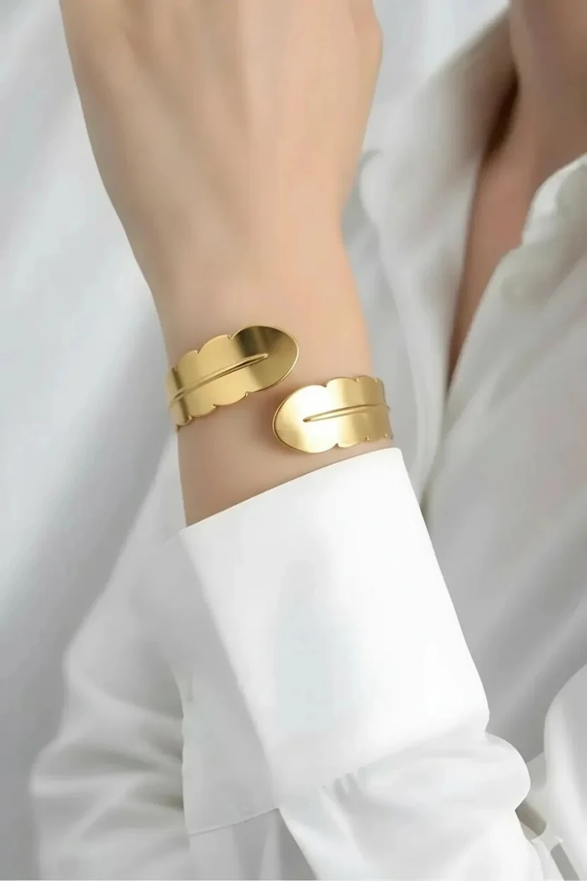 Yaprak Model Gold Renk Pirinç Kadın Bileklik | Şık ve Dayanıklı Takı, Aksesuar