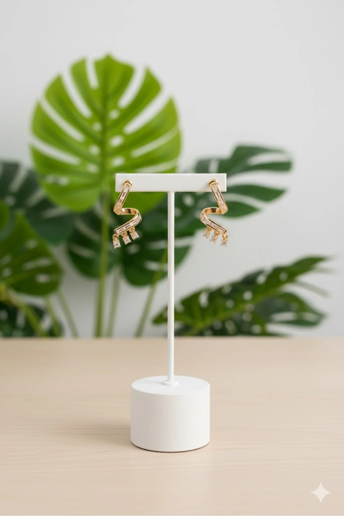 Pirinç Kadın Küpe Zirkon Taşlı Kıvrımlı Model Gold Renk | Şık ve Dayanıklı Takı, Aksesuar