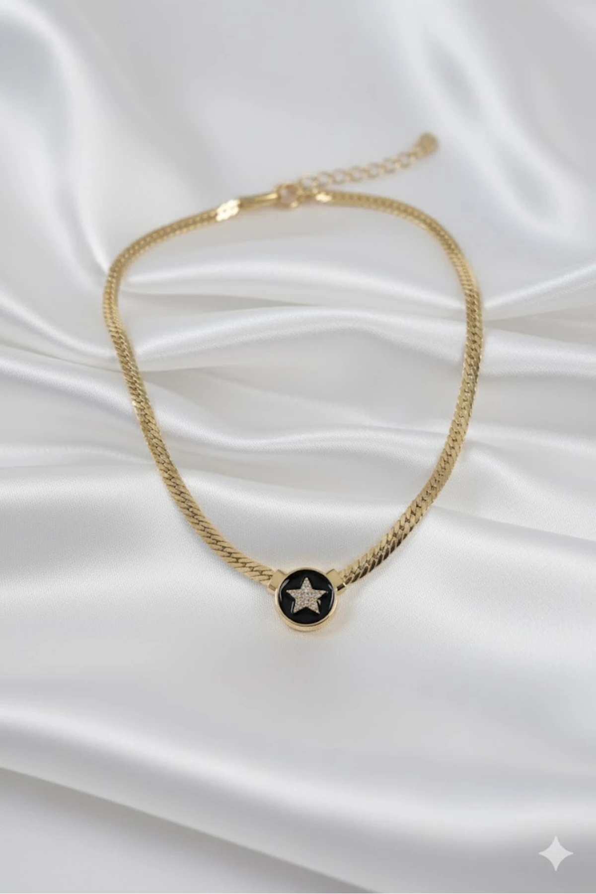 Zincirli Serenay Kolyesi Pirinç Gold Renk Yıldız Model Siyah Mineli | Şık ve Dayanıklı Takı
