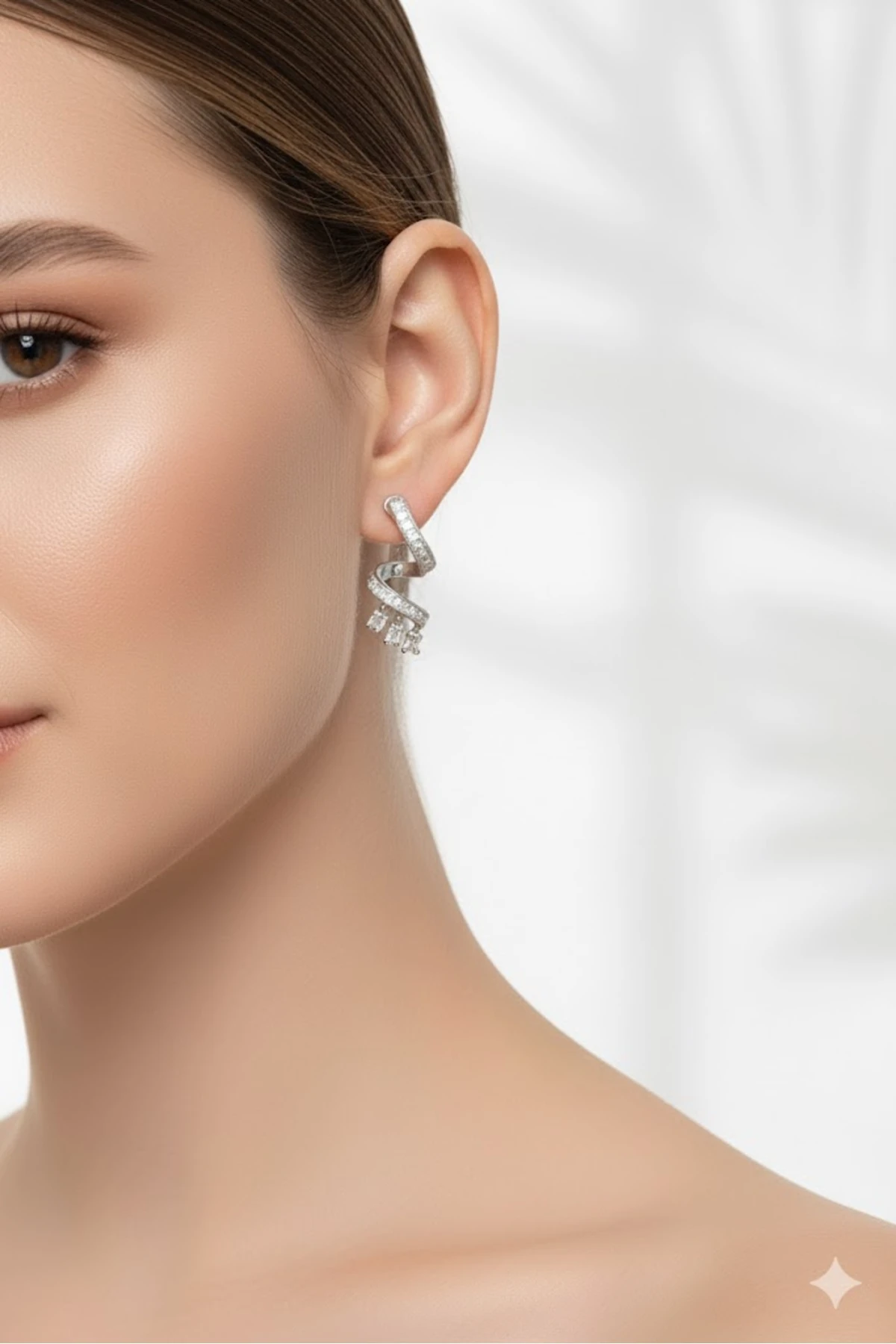 Pirinç Kadın Küpe Zirkon Taşlı Kıvrımlı Model Gümüş Renk | Şık ve Dayanıklı Takı, Aksesuar