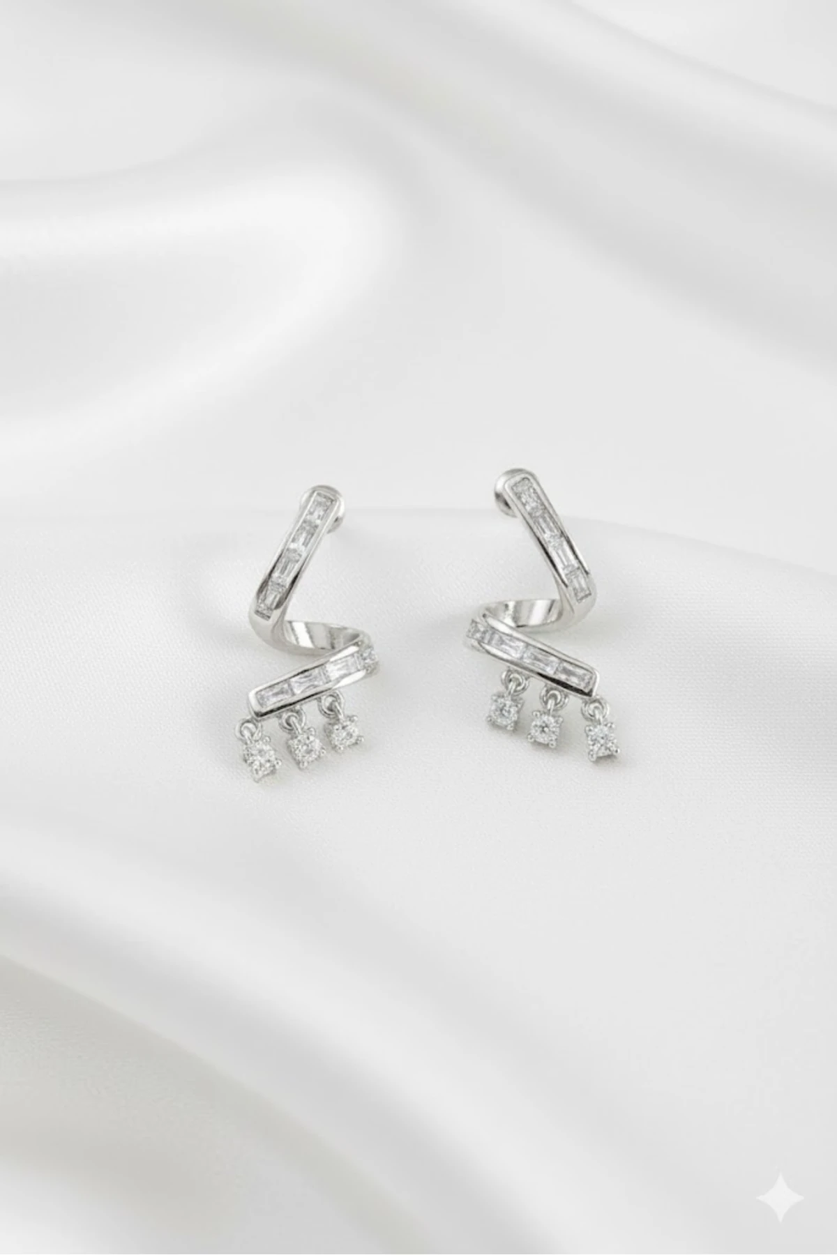 Pirinç Kadın Küpe Zirkon Taşlı Kıvrımlı Model Gümüş Renk | Şık ve Dayanıklı Takı, Aksesuar