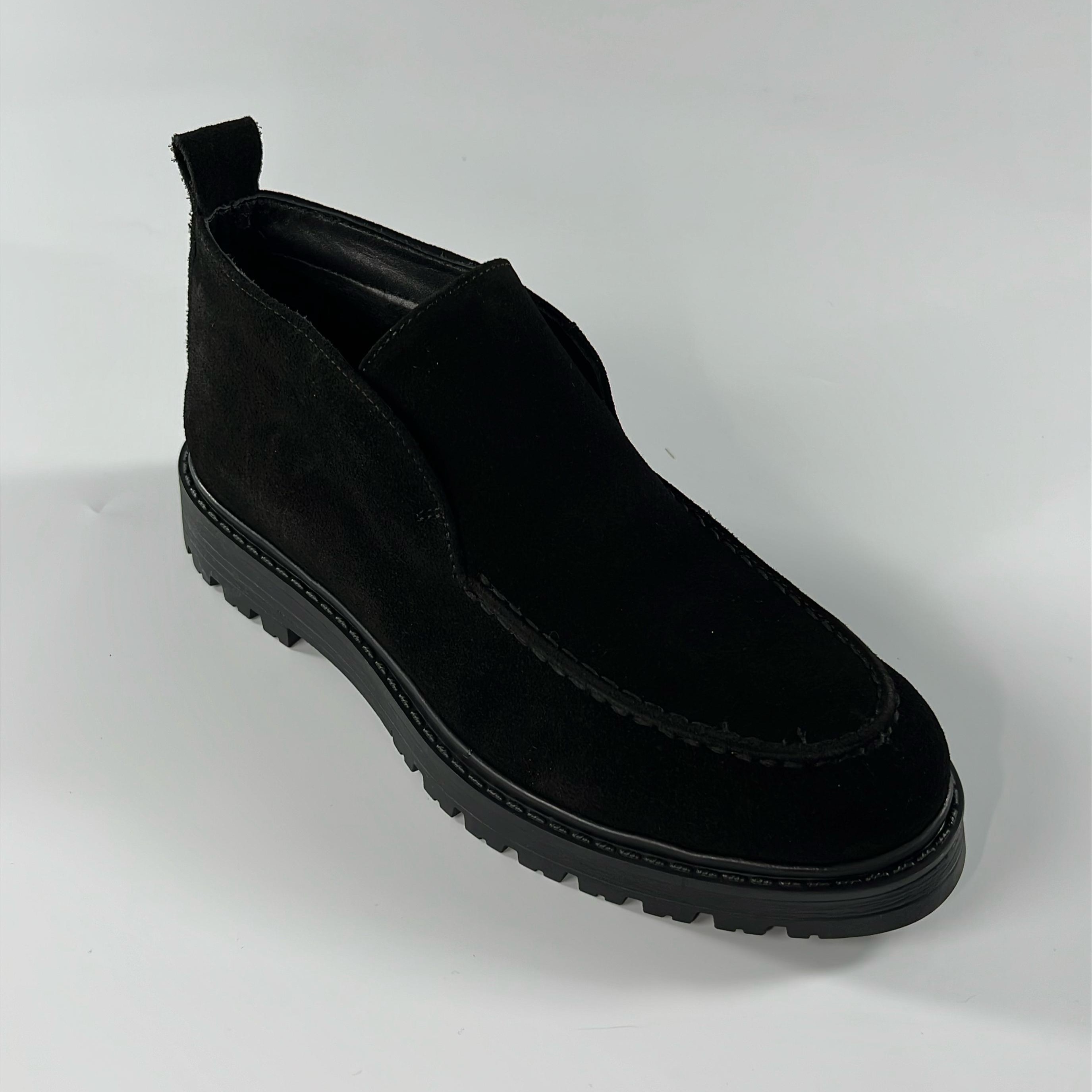 Black Süet Slip-On Bot