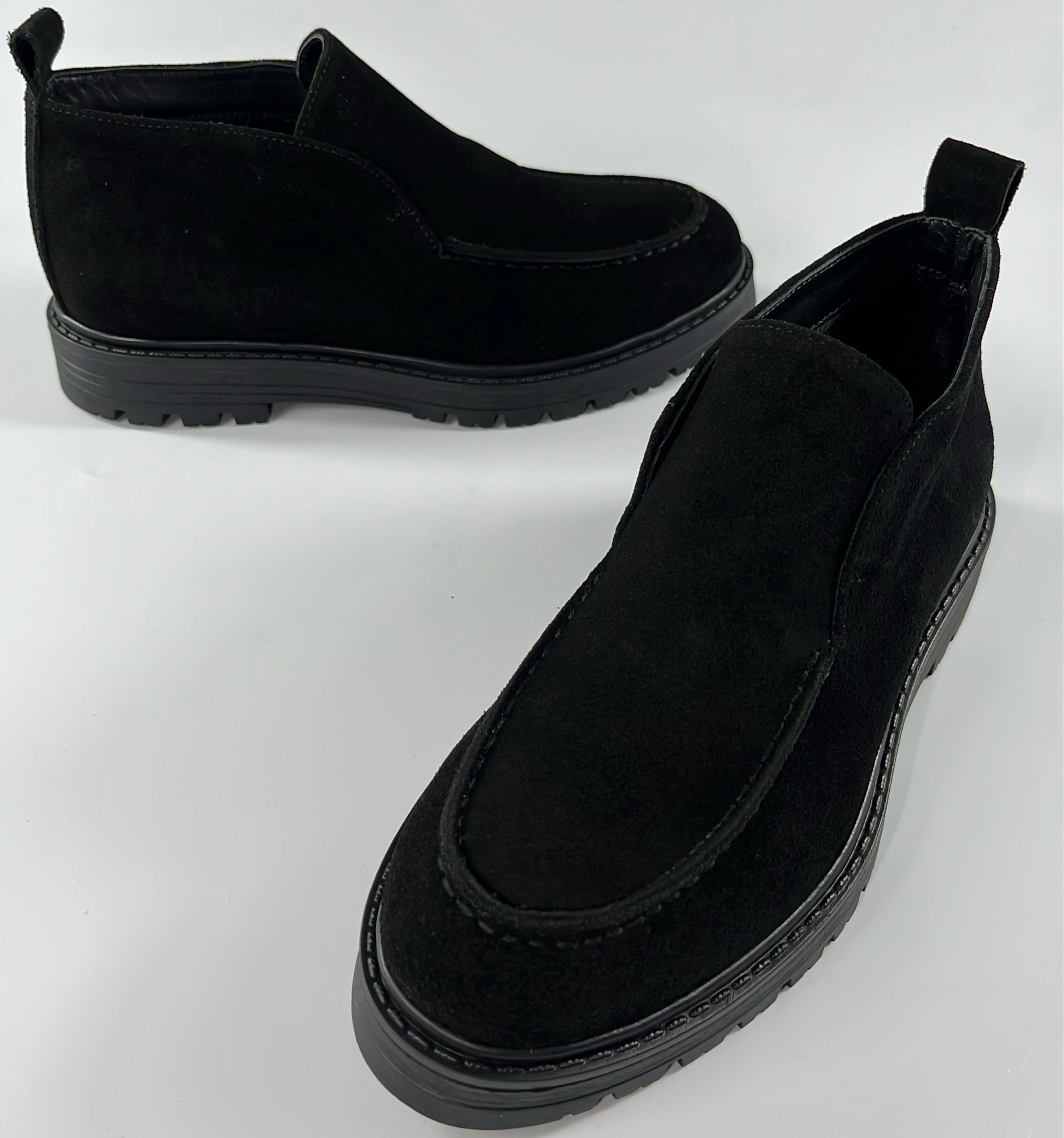 Black Süet Slip-On Bot