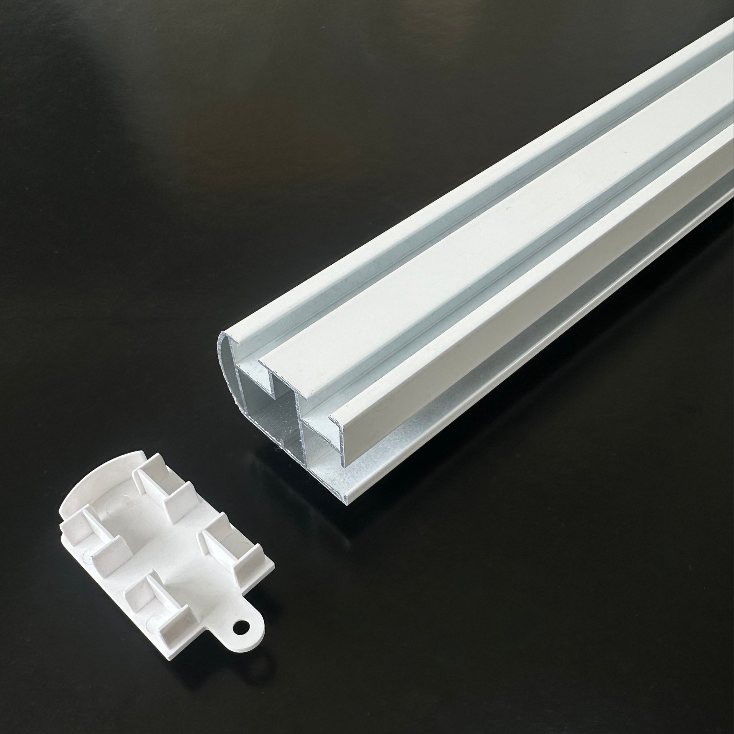 Dekoratif İki Kanallı Alüminyum Perde Ray Takımı (43mm) Plastik Başlık ve Ayaklı İkili Korniş