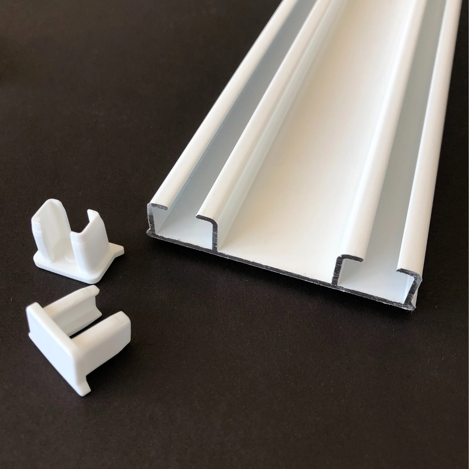 Plastik Kapaklı İki Kanallı Alüminyum Beyaz Perde Rayı (61mm) Kalın İkili Korniş