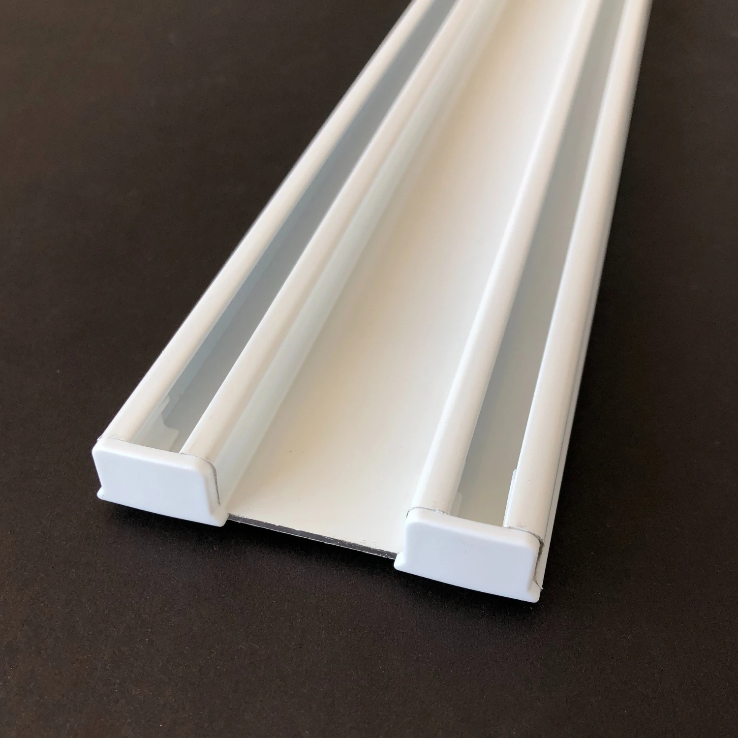 Plastik Kapaklı İki Kanallı Alüminyum Beyaz Perde Rayı (61mm) Kalın İkili Korniş