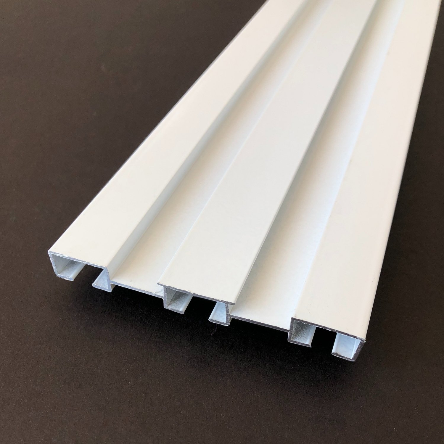 Üç Kanallı Alüminyum Beyaz Perde Rayı (73mm) Üçlü Korniş