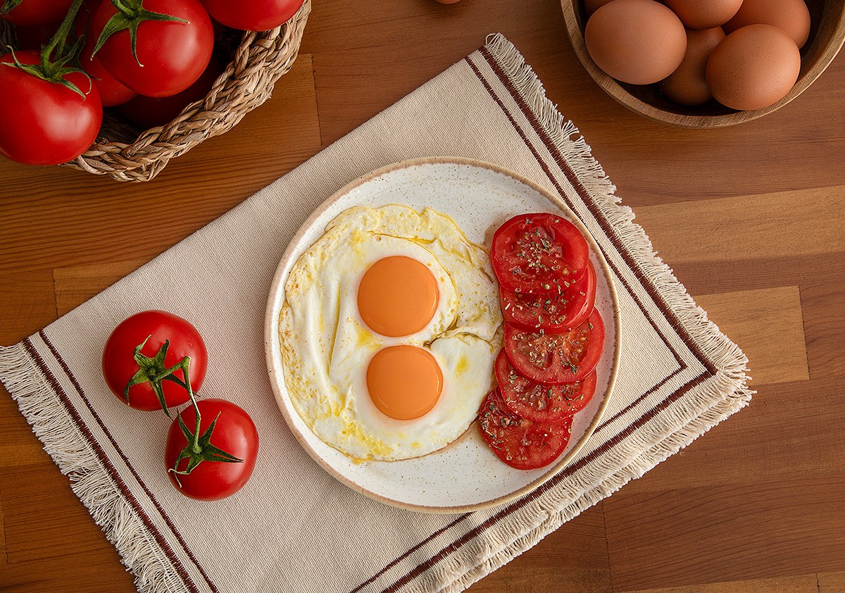 Doğal Kafessiz Köy Tavuğu Yumurta 15 Adet + Mis Salkım Domates 1 Kg