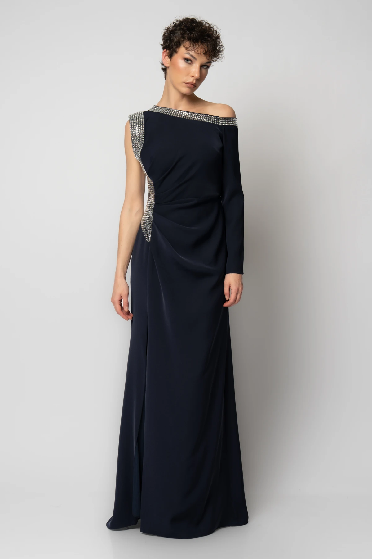 Yakası ve tek yanı taşlı tek kollu abiye elbise - Lacivert