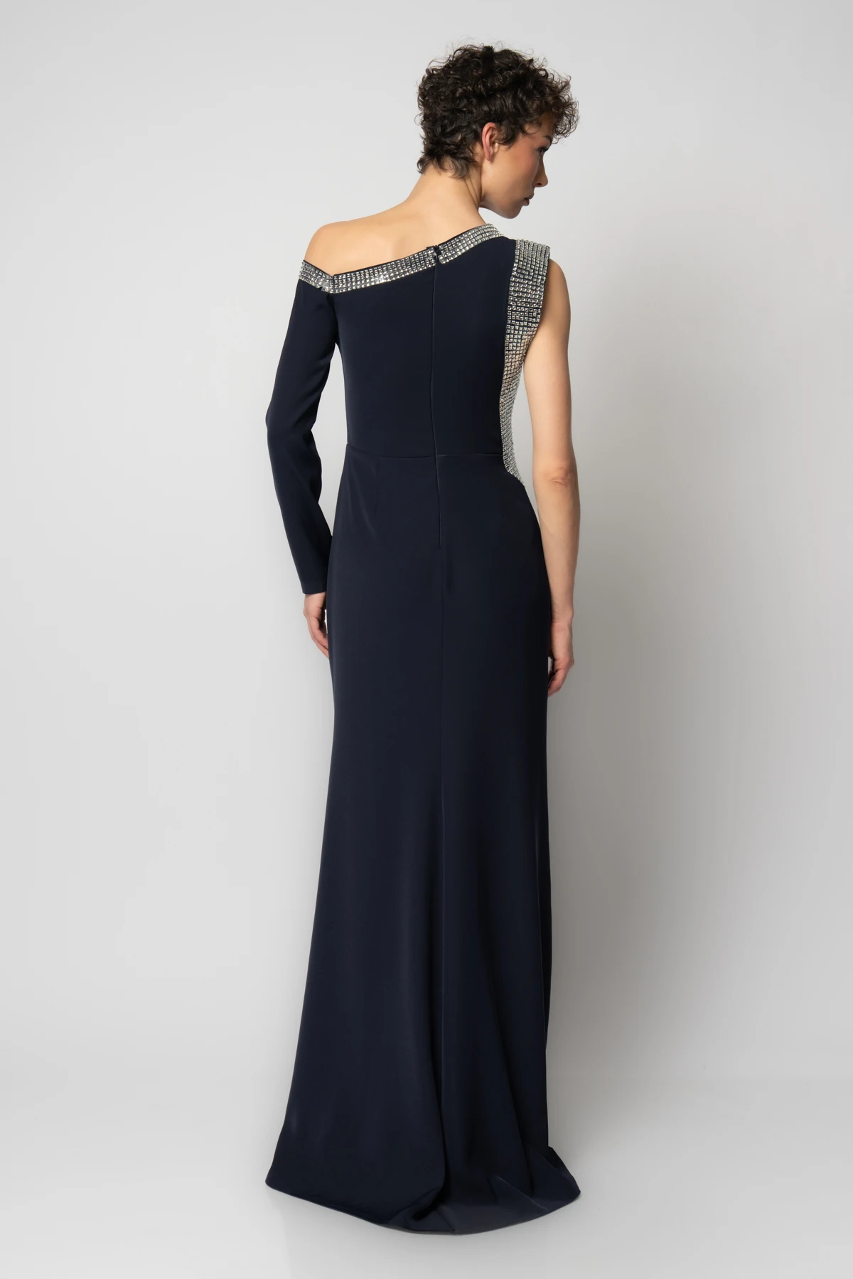 Yakası ve tek yanı taşlı tek kollu abiye elbise - Lacivert