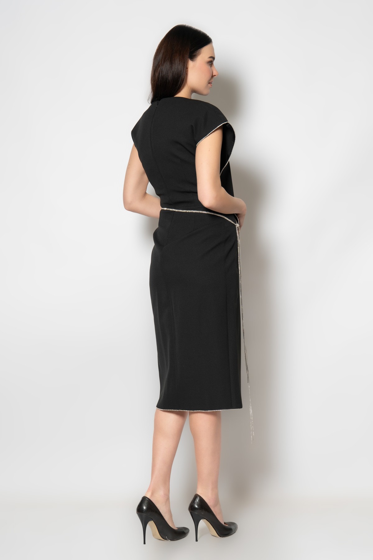 Boydan şerit aksesuarlı taş şerit kemerli krep abiye elbise - Siyah