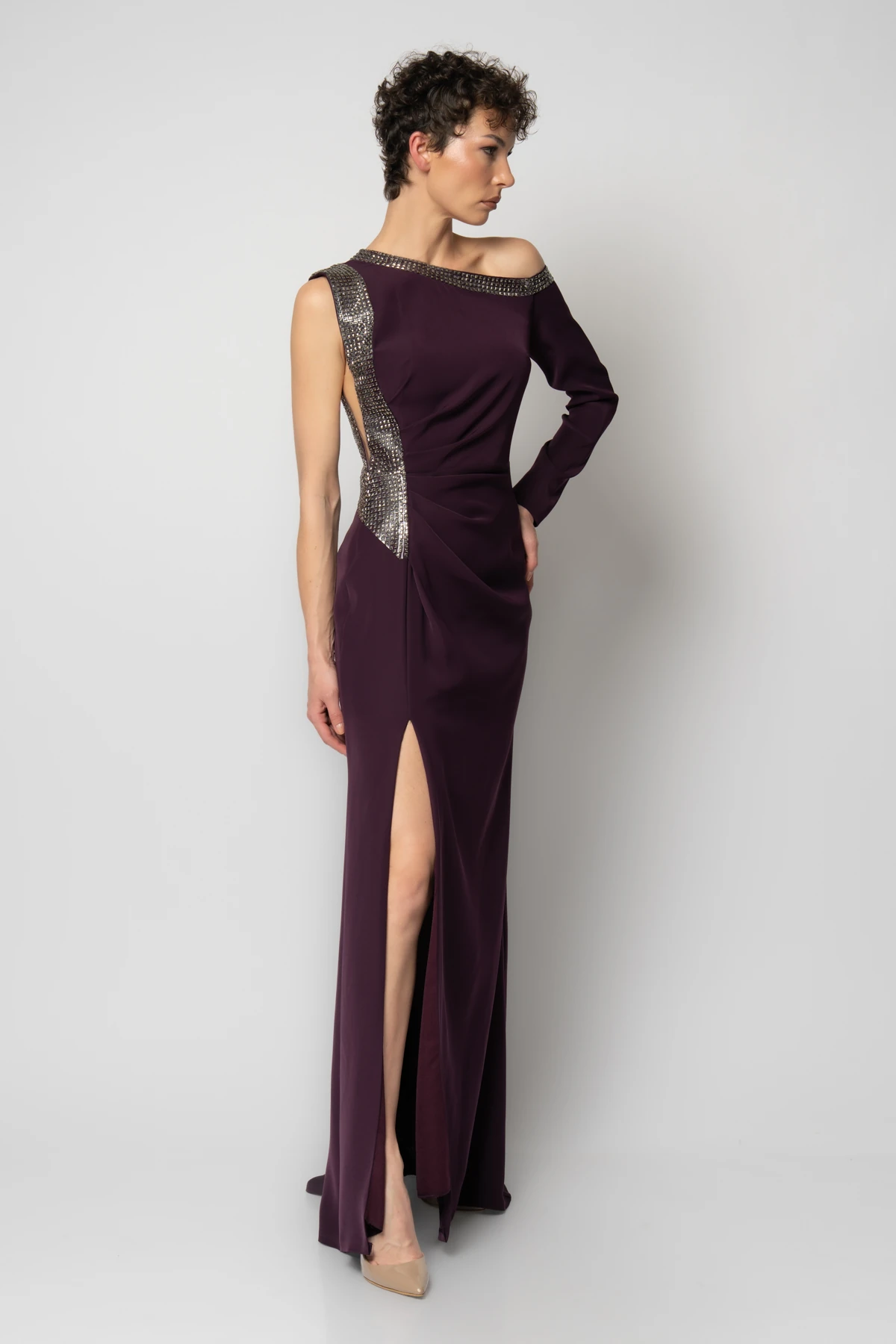 Yakası ve tek yanı taşlı tek kollu abiye elbise - Vişne