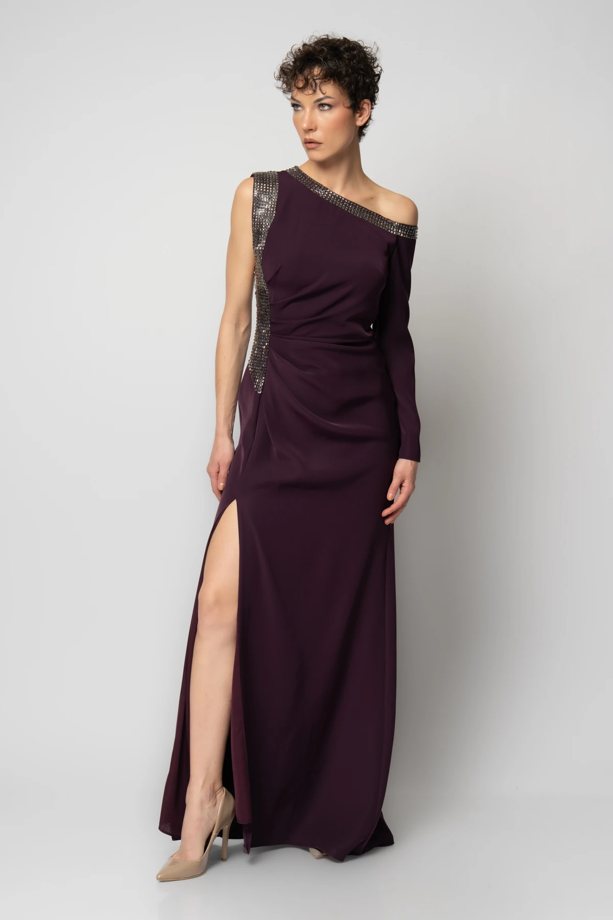 Yakası ve tek yanı taşlı tek kollu abiye elbise - Vişne