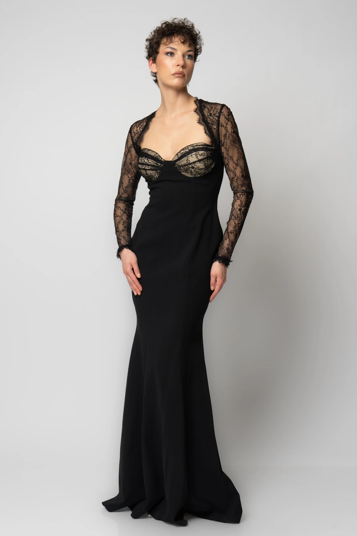 Göğsü kolları ve sırtı dantelli uzun kollu krep abiye elbise