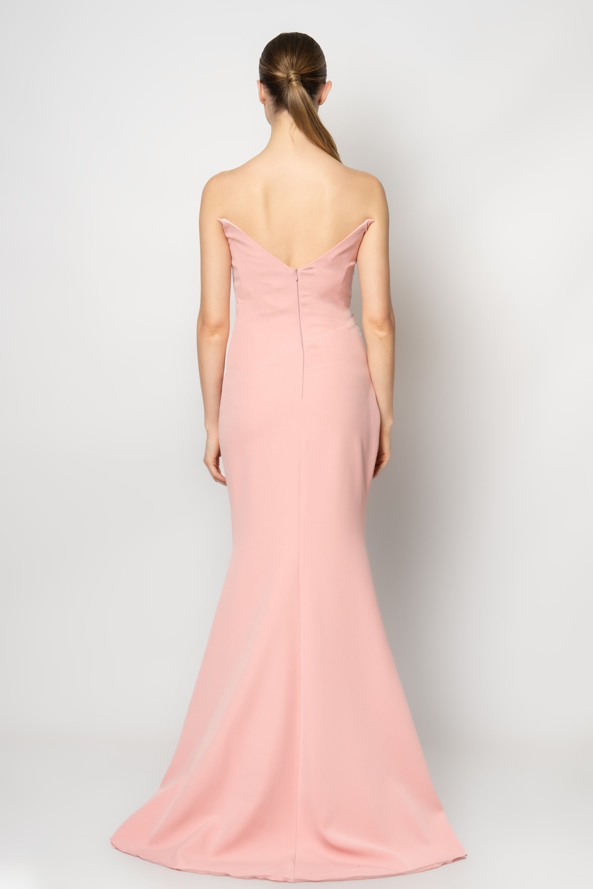 Göğsü ve beli şerit inci detaylı straplez krep saten abiye elbise