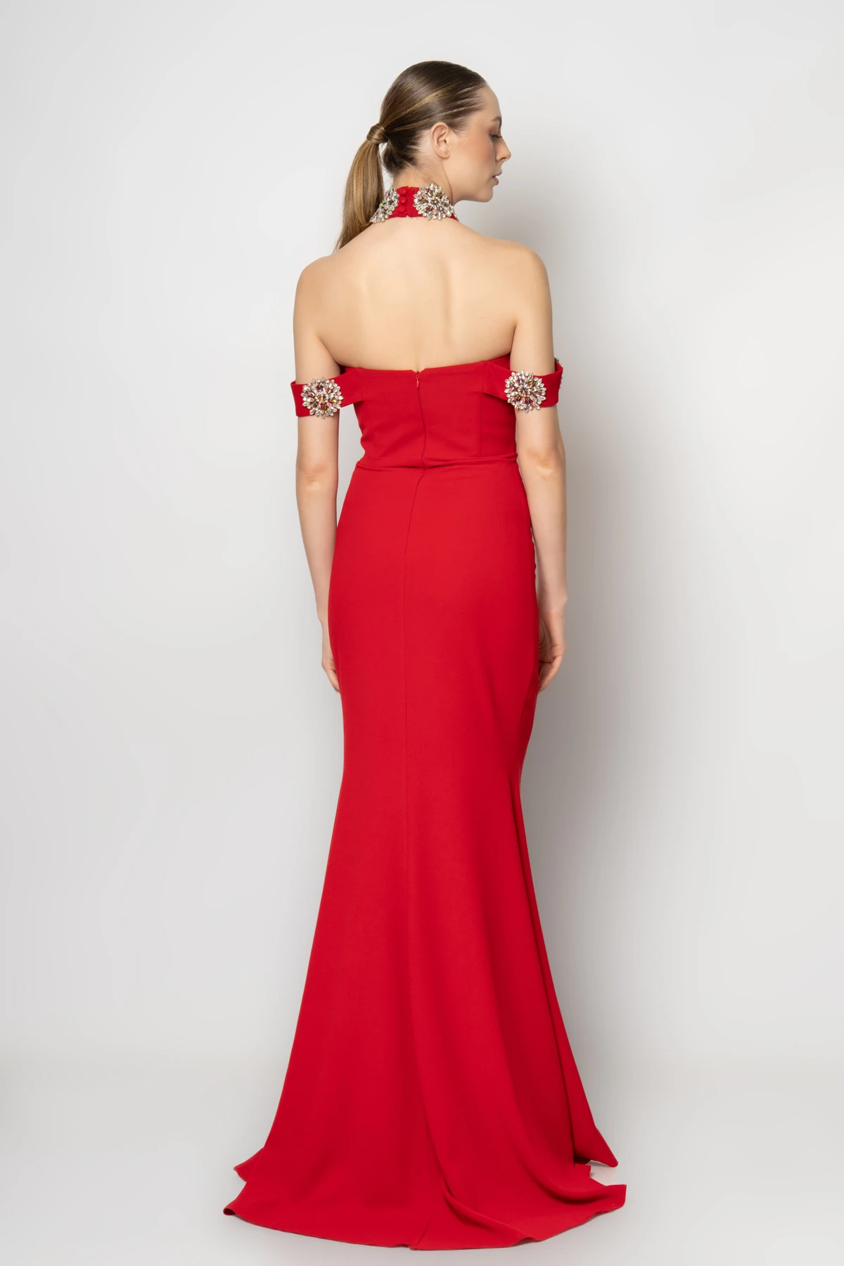 Yakası ve boynu daire taş aksesuarlı krep abiye elbise