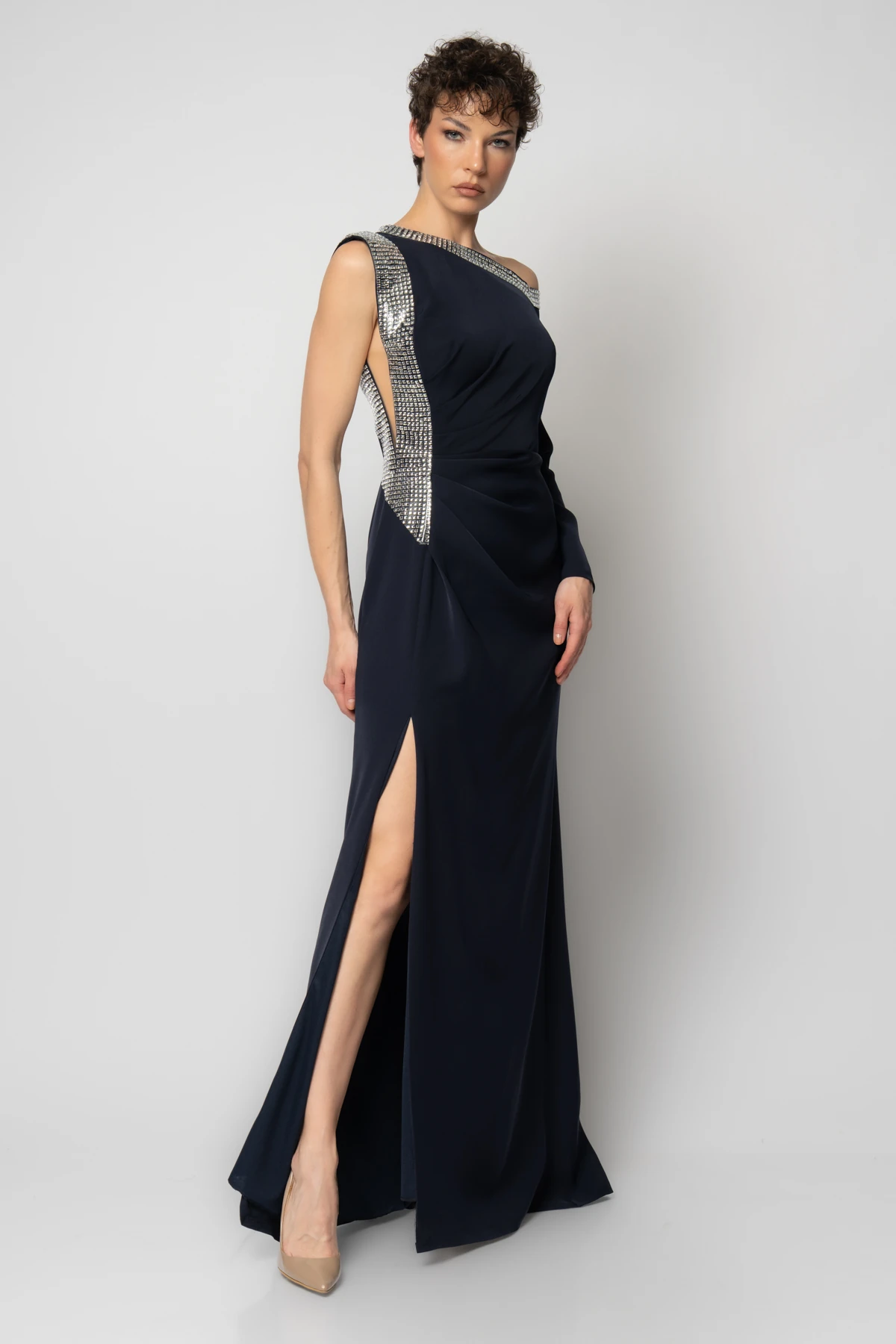 Yakası ve tek yanı taşlı tek kollu abiye elbise - Lacivert