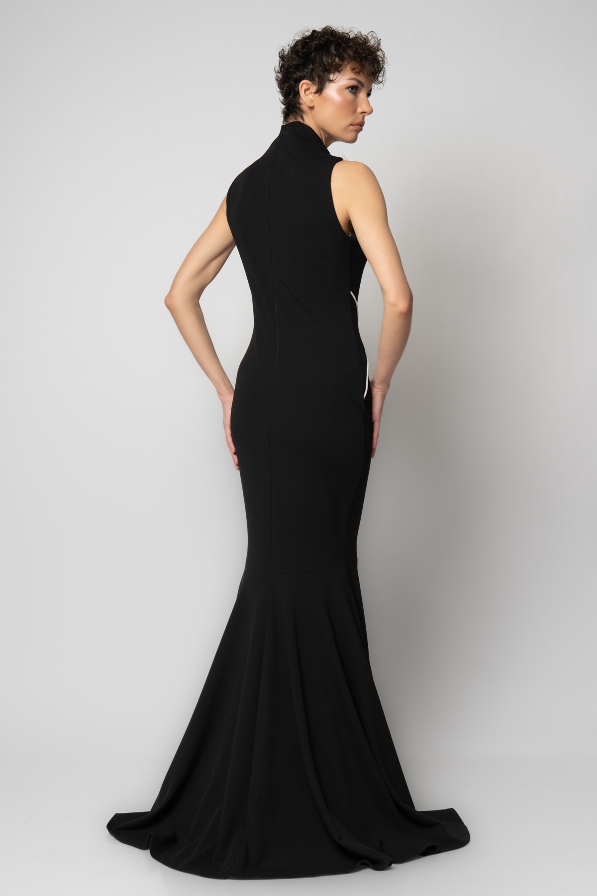 Hakim yaka yırtmacı tafta kolsuz krep abiye elbise - Siyah