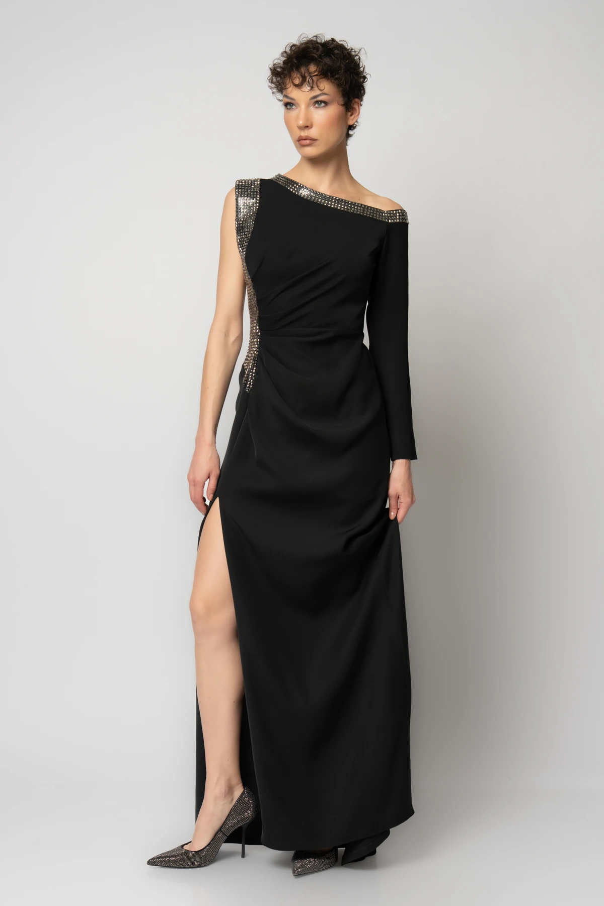 Yakası ve tek yanı taşlı tek kollu abiye elbise - Siyah