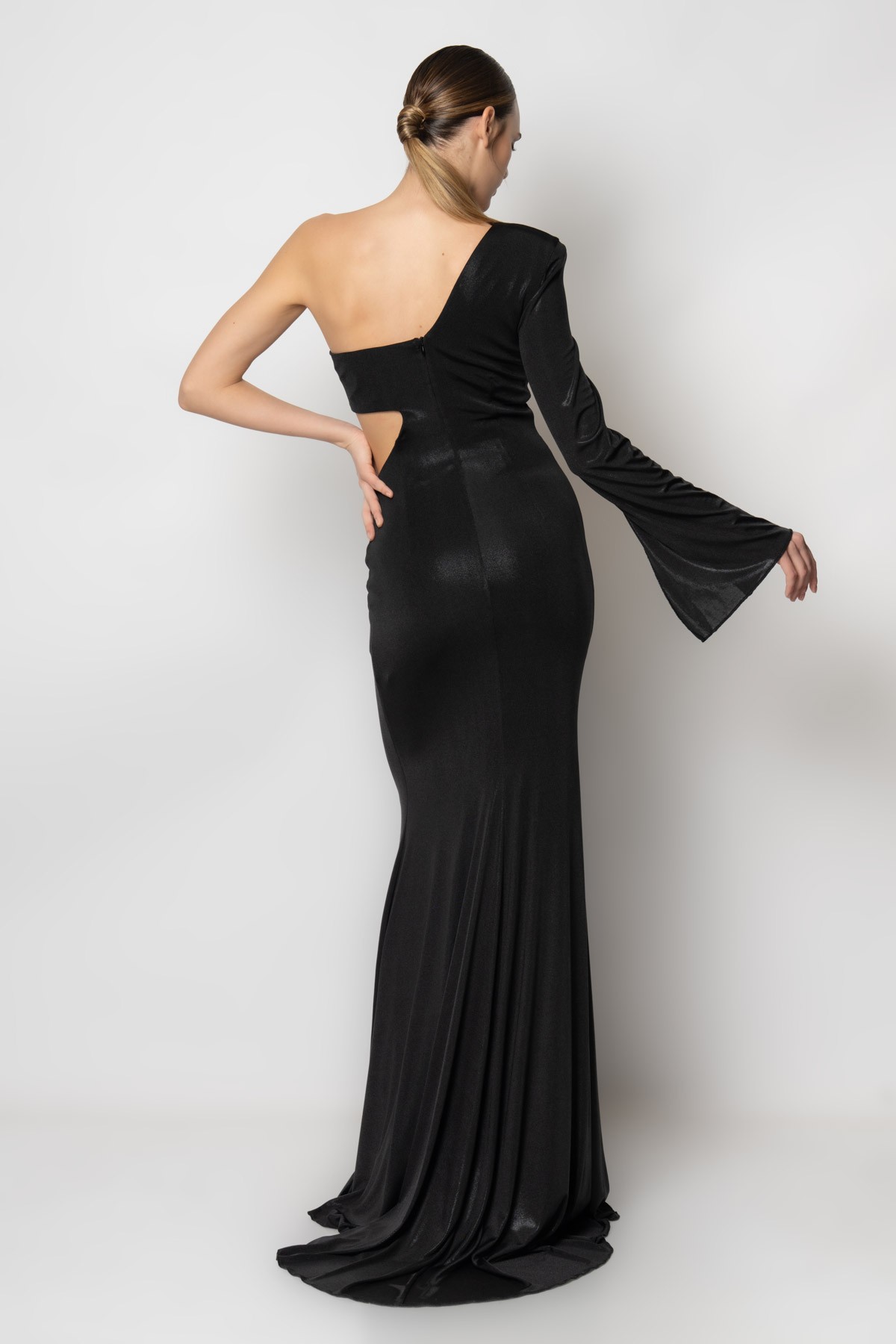 Tek taraftan büstiyerli göğüs ortası aksesuarlı simli örme abiye elbise - Siyah