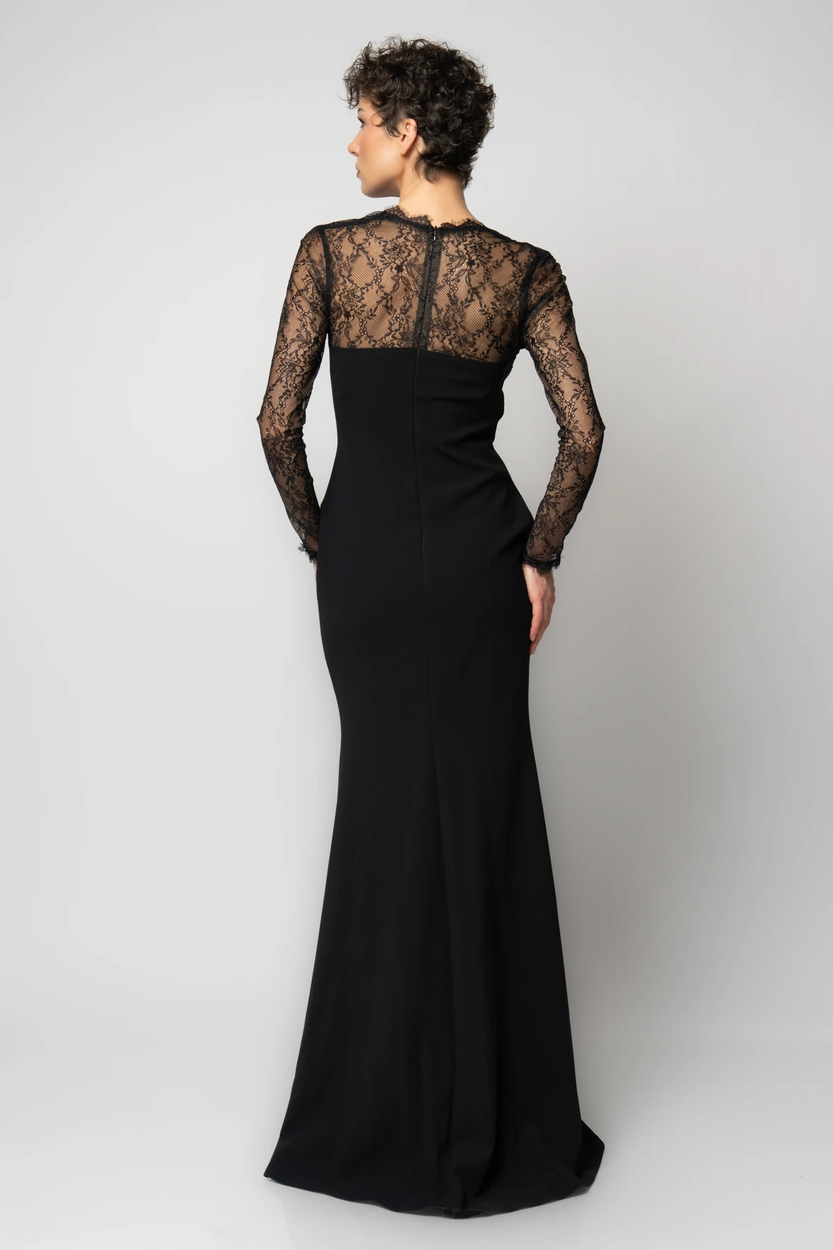 Göğsü kolları ve sırtı dantelli uzun kollu krep abiye elbise