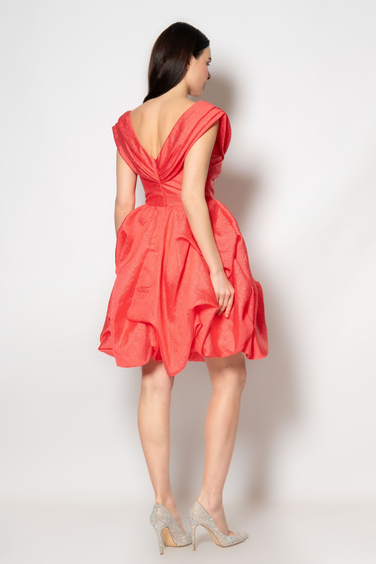 Göğüsten omzuna pileli balon etekli organze abiye elbise - Mercan