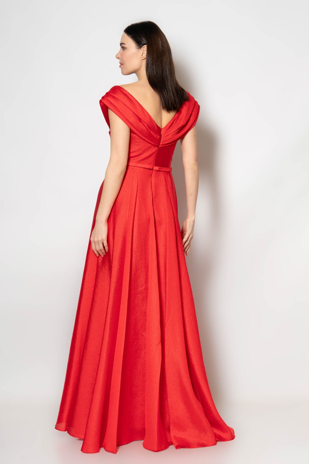 Göğüsten omzuna pileli madonna yaka organze abiye elbise - Kırmızı