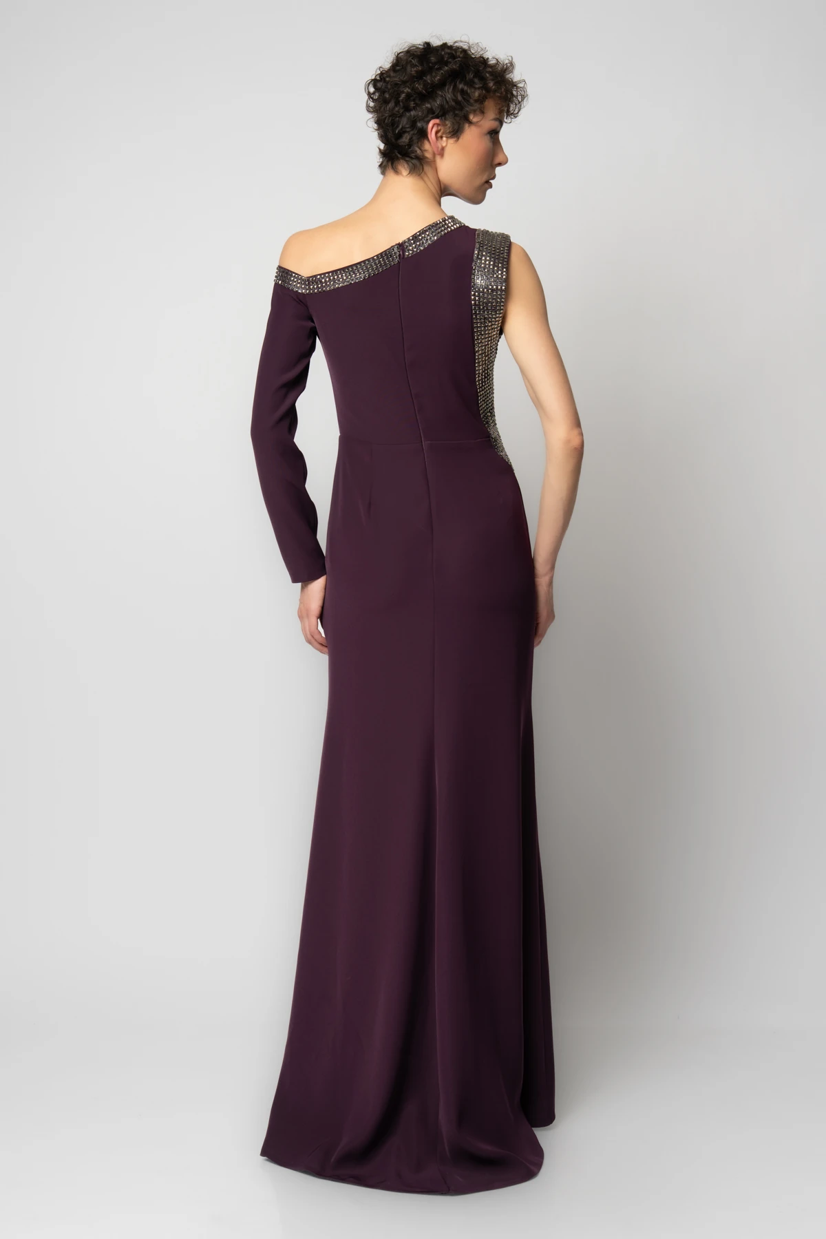 Yakası ve tek yanı taşlı tek kollu abiye elbise - Vişne