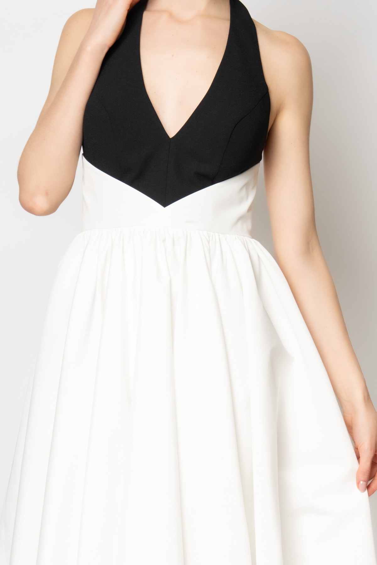 Boyundan askılı kabarık tafta etekli abiye elbise