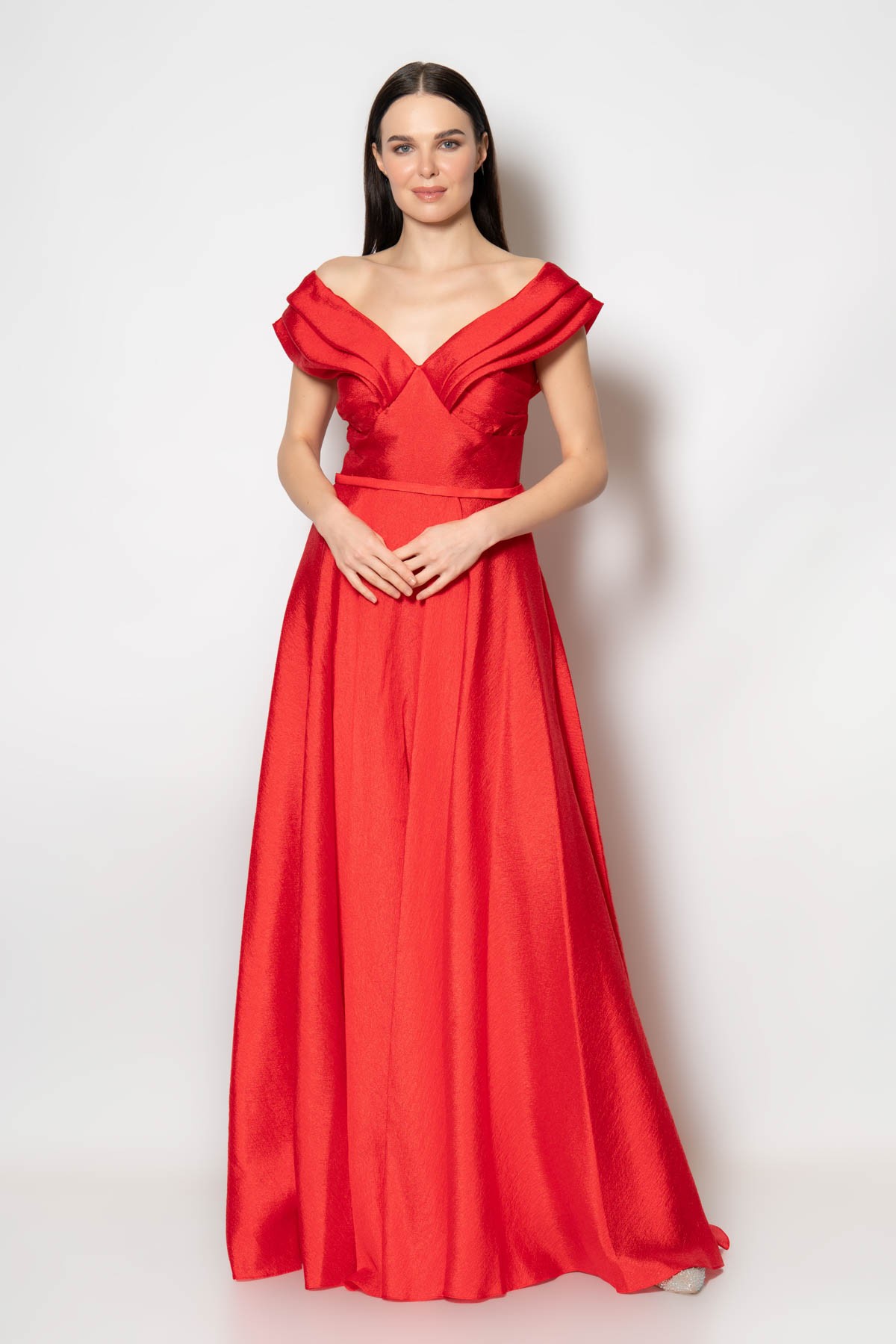 Göğüsten omzuna pileli madonna yaka organze abiye elbise - Kırmızı