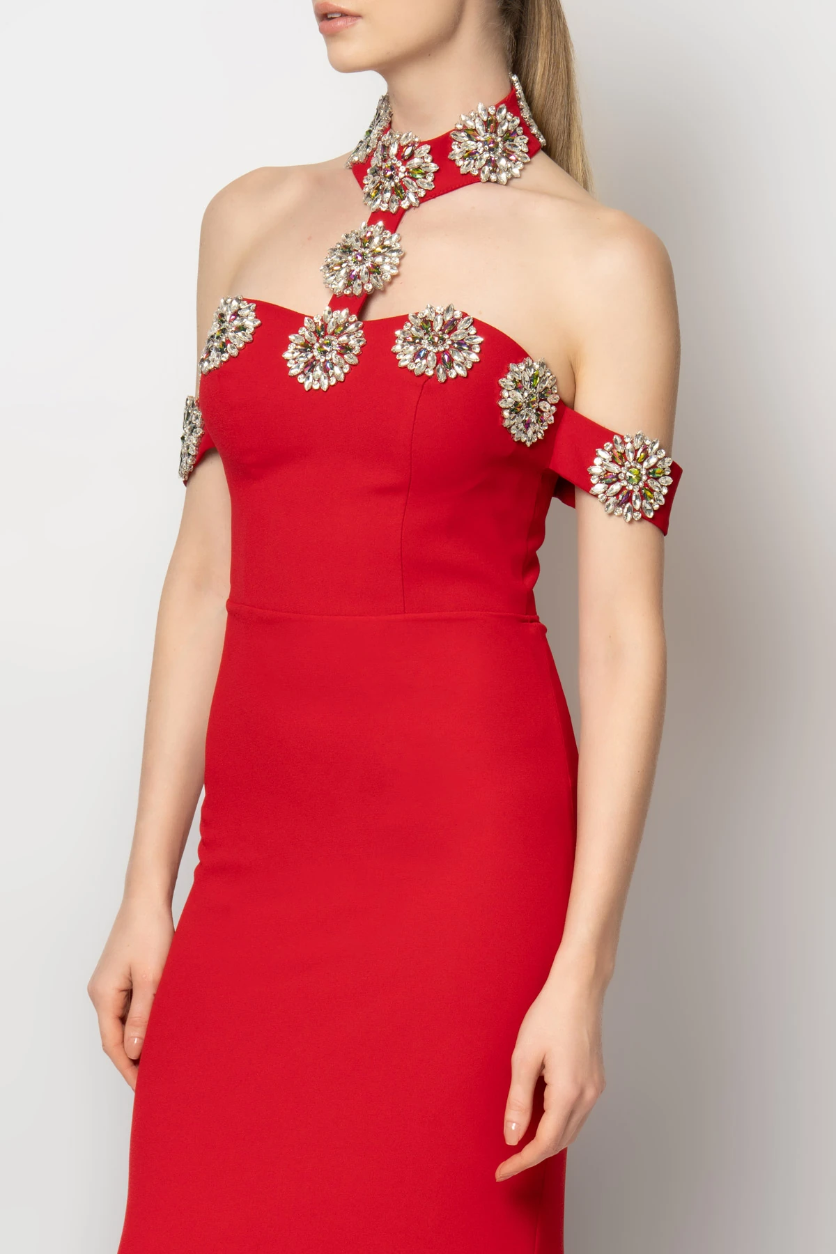 Yakası ve boynu daire taş aksesuarlı krep abiye elbise