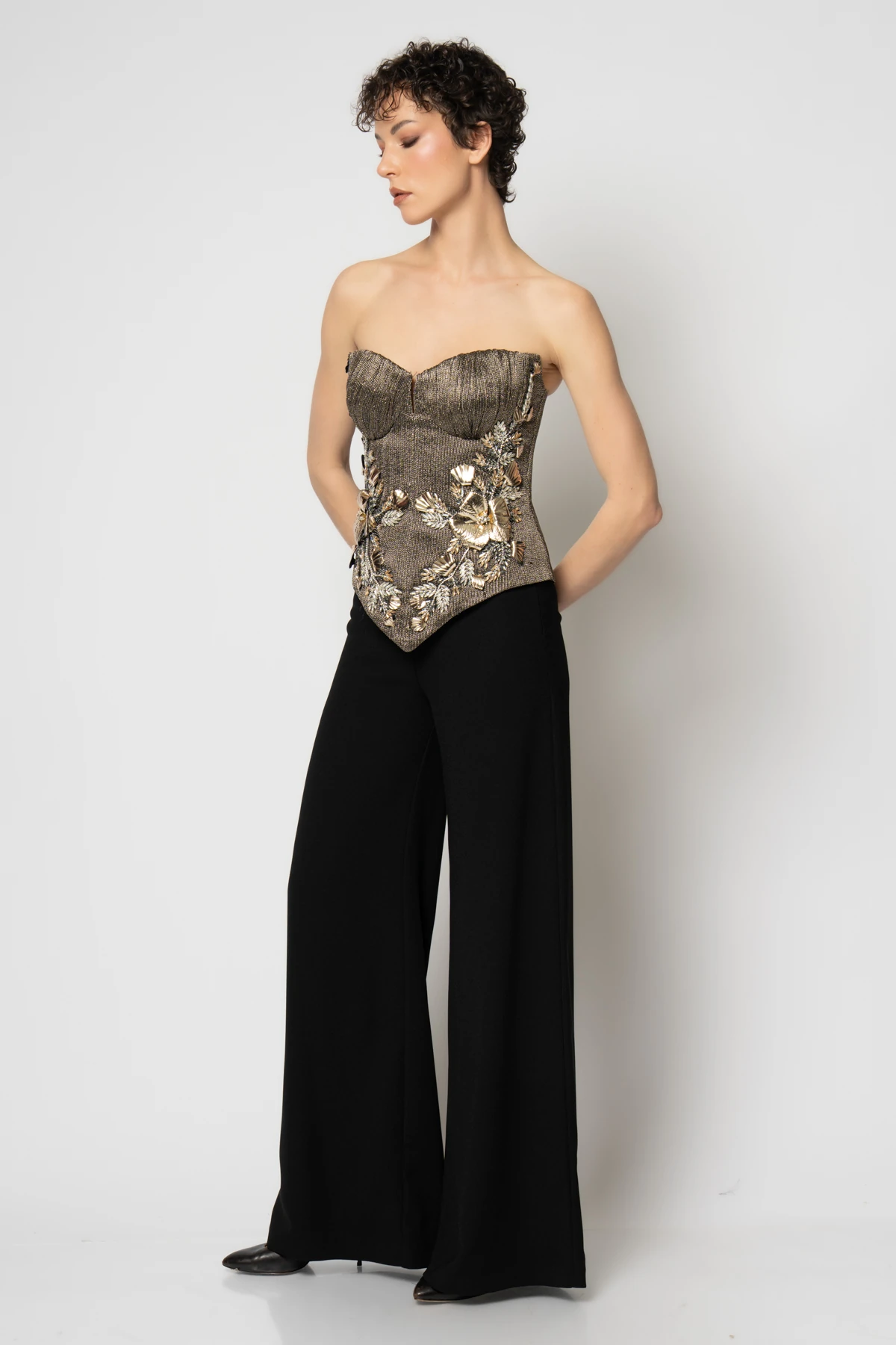 Korsajı deri çiçekli simli büstiyer krep pantolon abiye takım - Gold