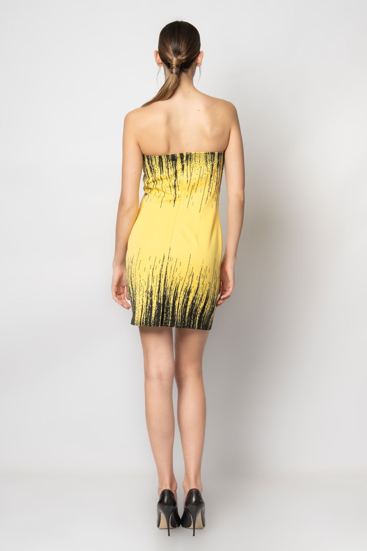 Yakası ve etek ucu desenli krep straplez abiye elbise - Sarı