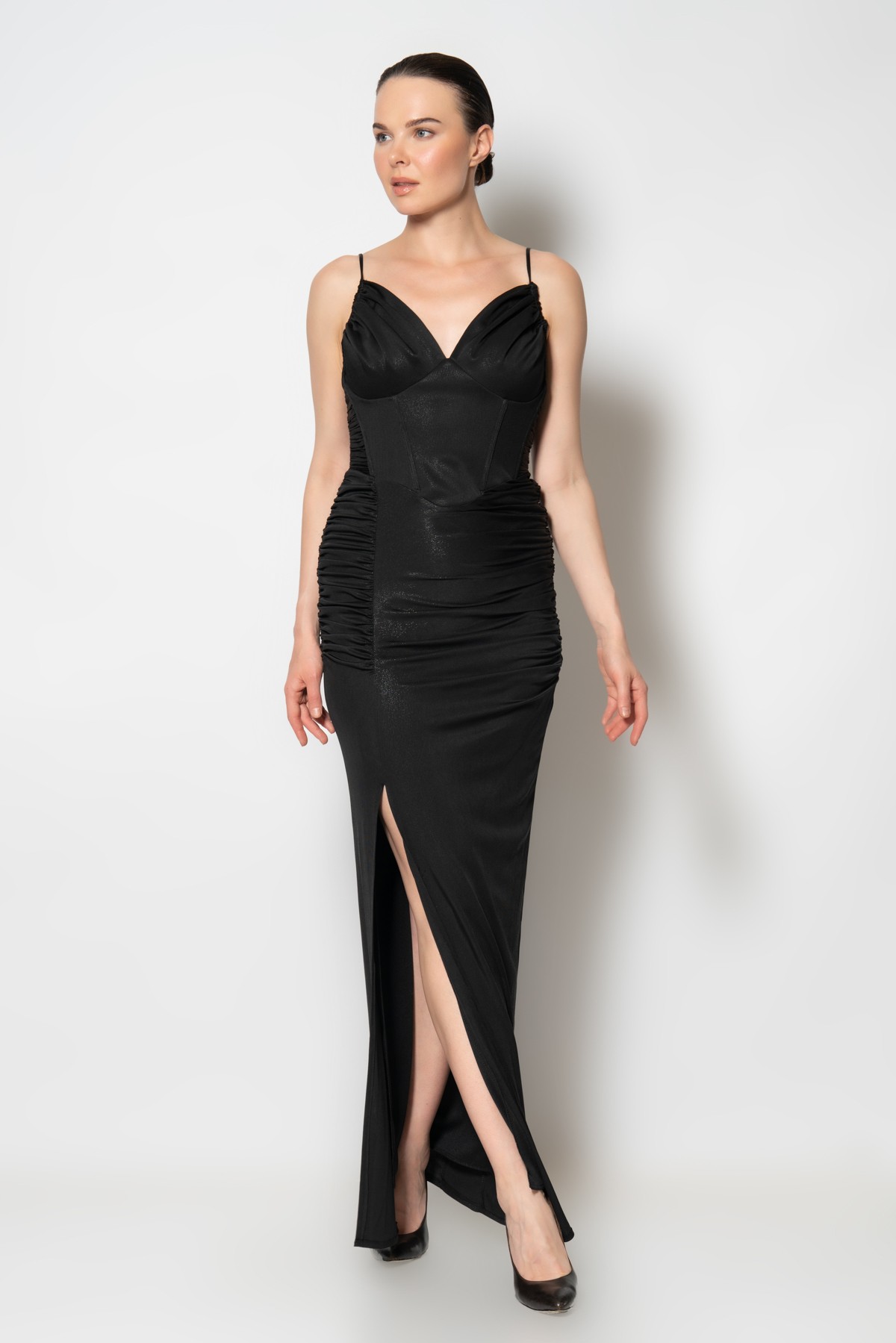 Yanları ve göğsü büzgülü ince askılı örme kumaş abiye elbise - Siyah