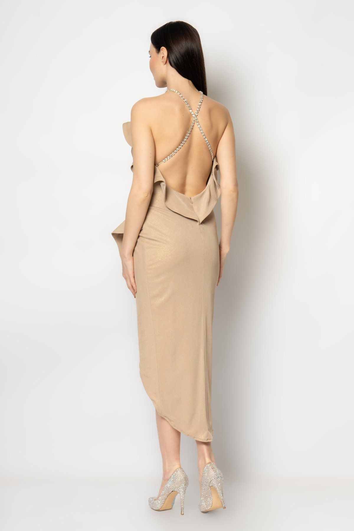 Sırtı çapraz taş aksesuarlı eteği volanlı simli örme abiye elbise - Bej