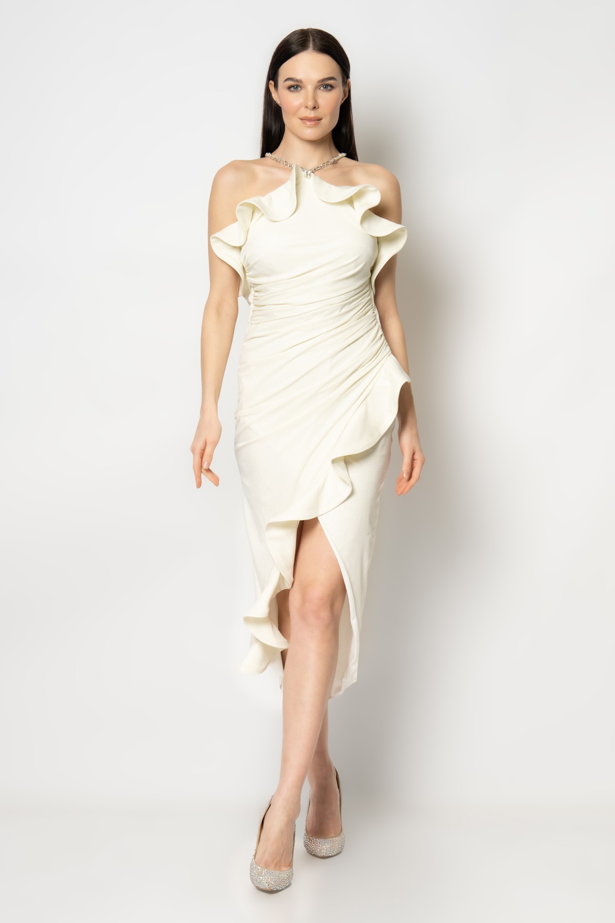 Sırtı çapraz taş aksesuarlı eteği volanlı simli örme abiye elbise - Ekru