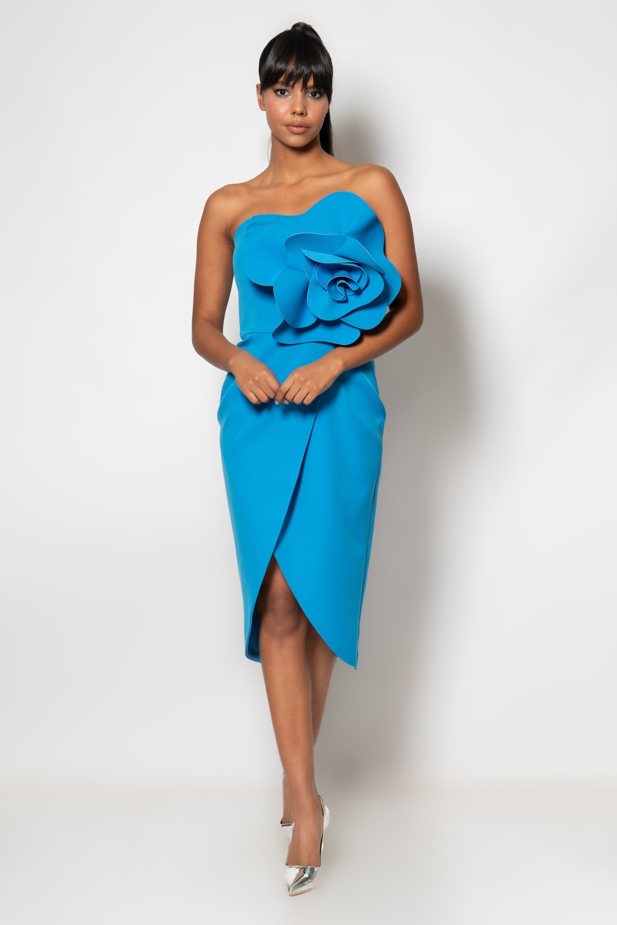 Göğsünde büyük çiçekli krep abiye elbise - Mavi